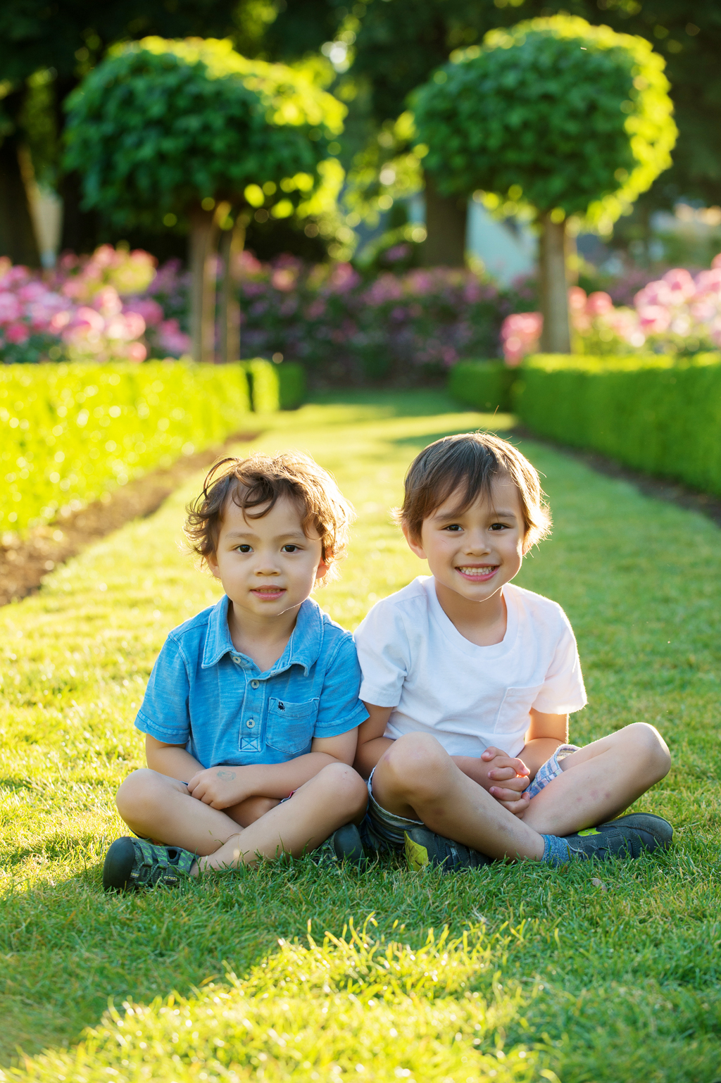 two brothers sit in the grass at peninsula park