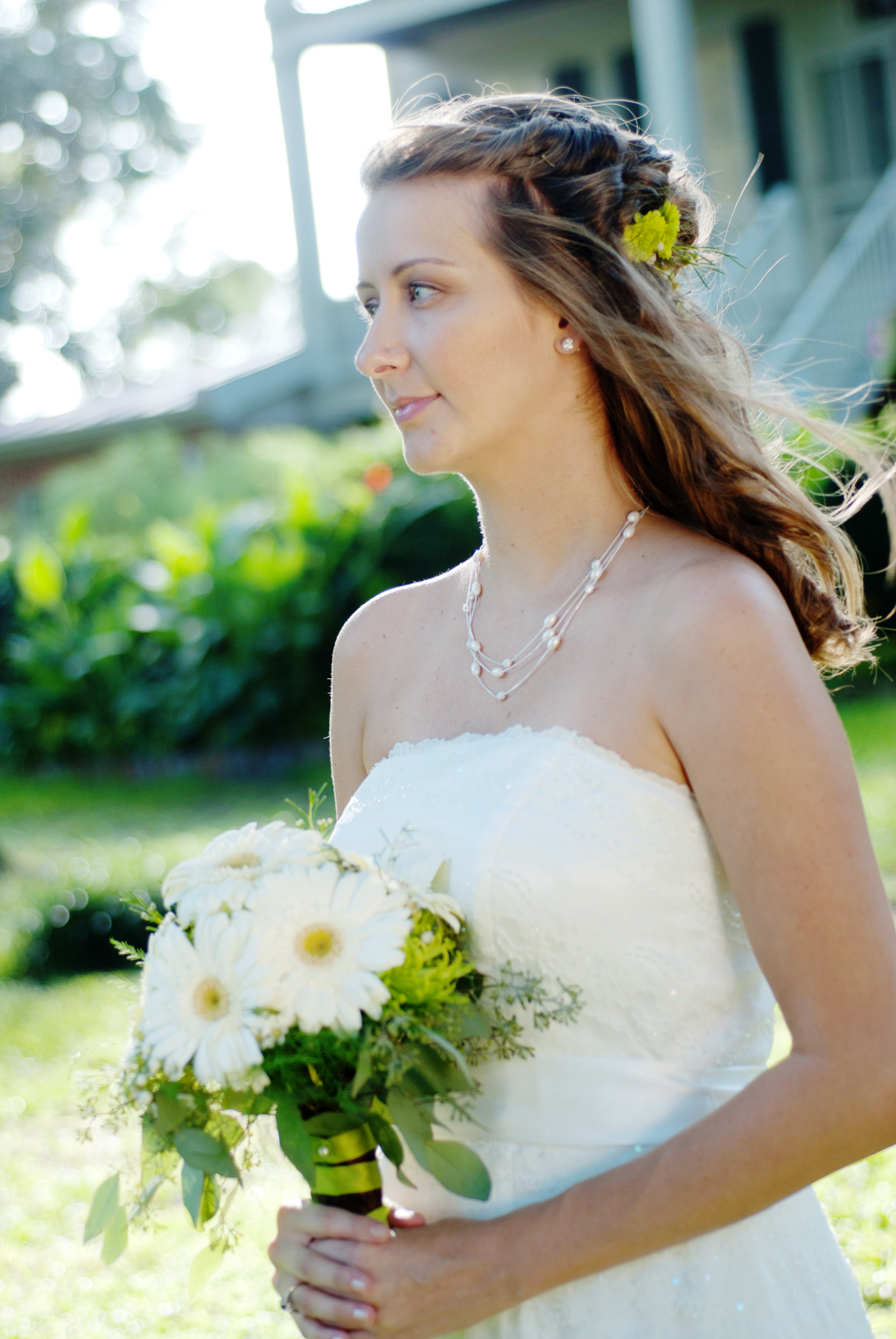bride holds a bouquet of daisies