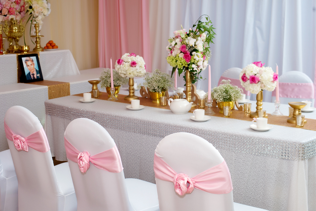 pink and gold vietnamese wedding decor